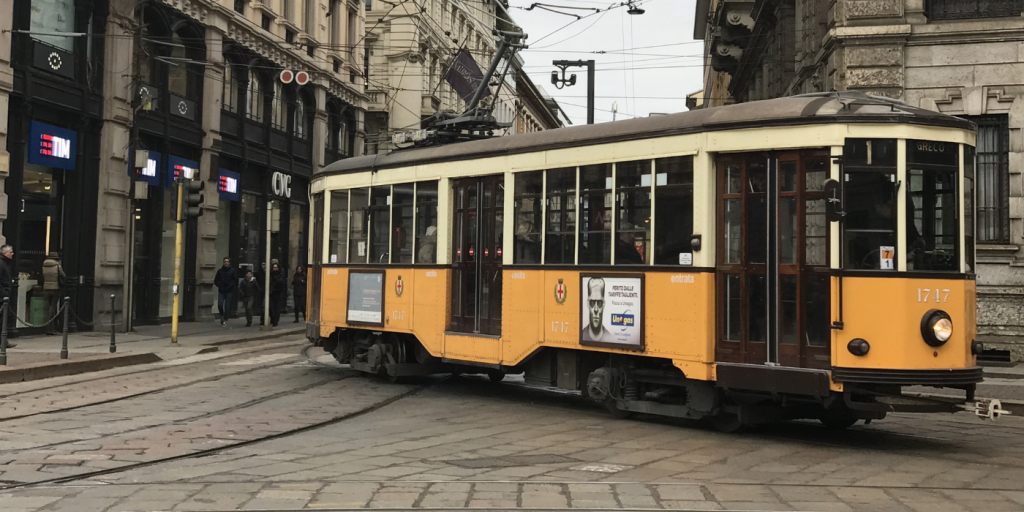 Tram a Milano: uno dei mezzi pubblici per arrivare comodamente al coworking Cowo Milano Loreto