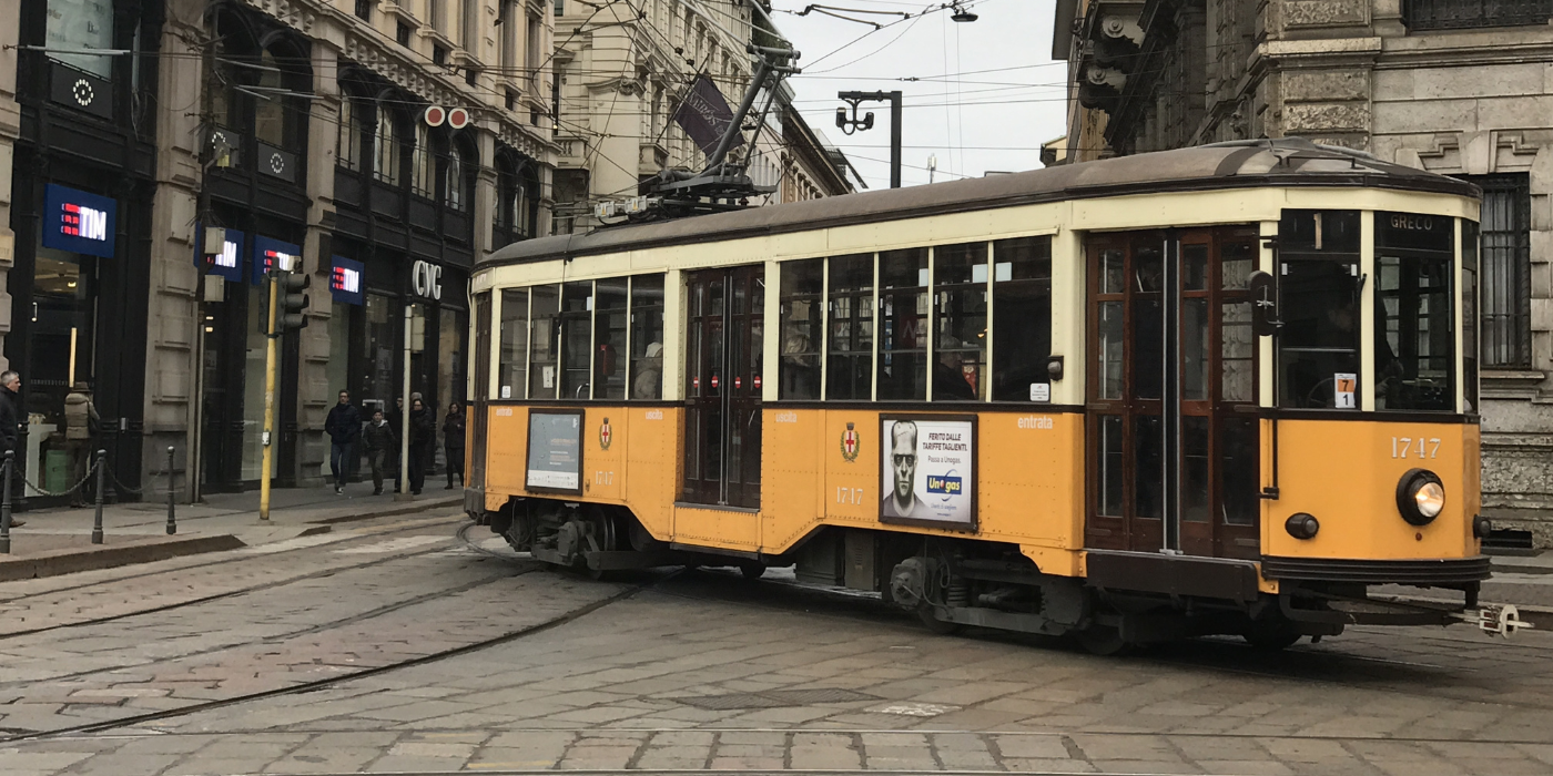 Tram a Milano: uno dei mezzi pubblici per arrivare comodamente al coworking Cowo Milano Loreto